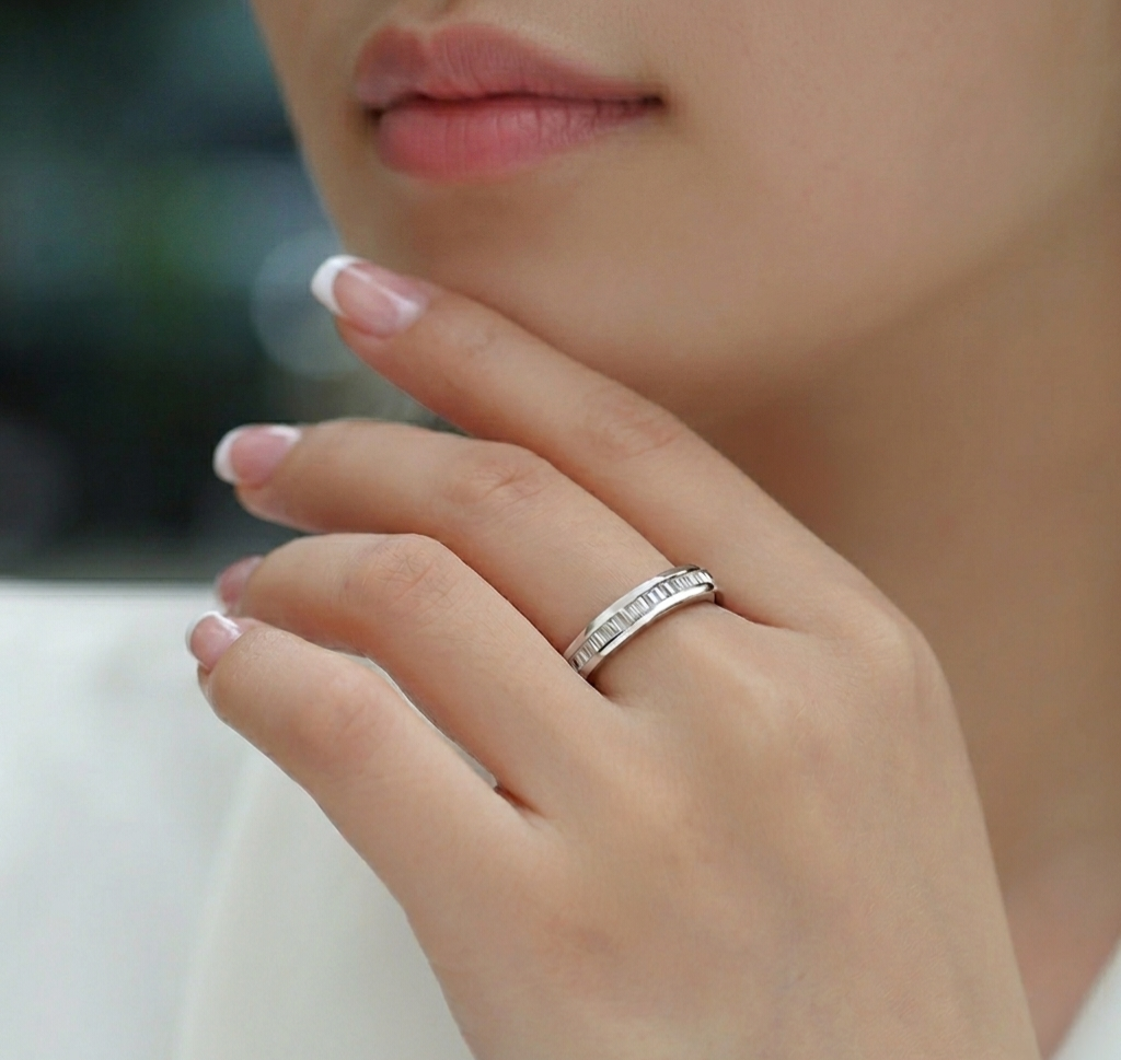The Saint-Germain Moissanite Ribbon Band