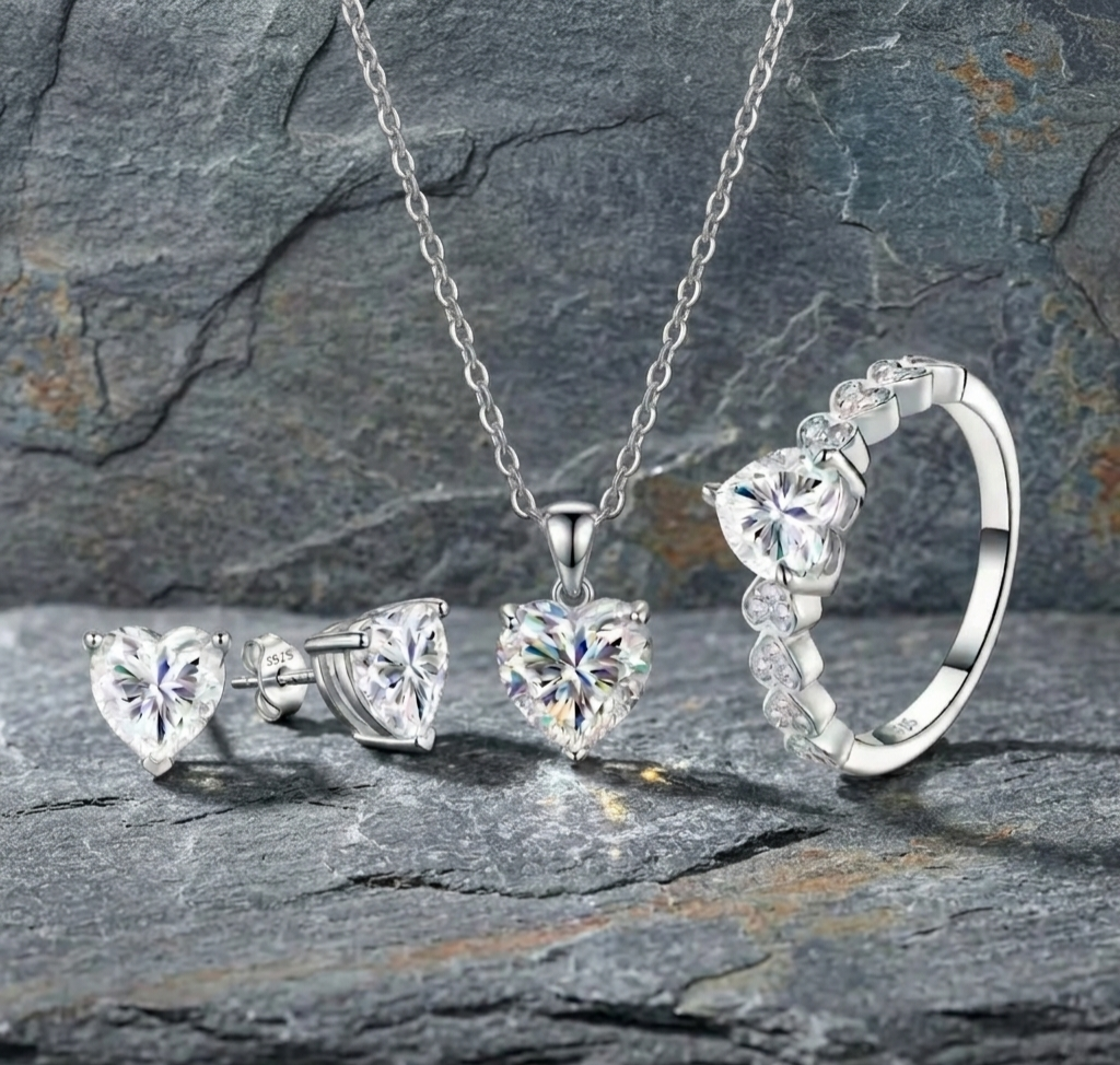 The Juliette Heart Collection: 1ct Moissanite Wedding Set